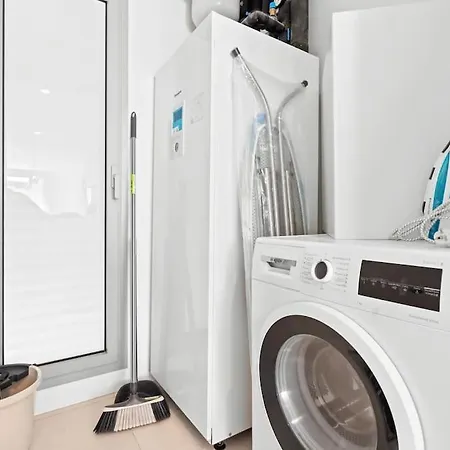 Luxury 2 Bedroom Walk To Rdr423 Apartment *